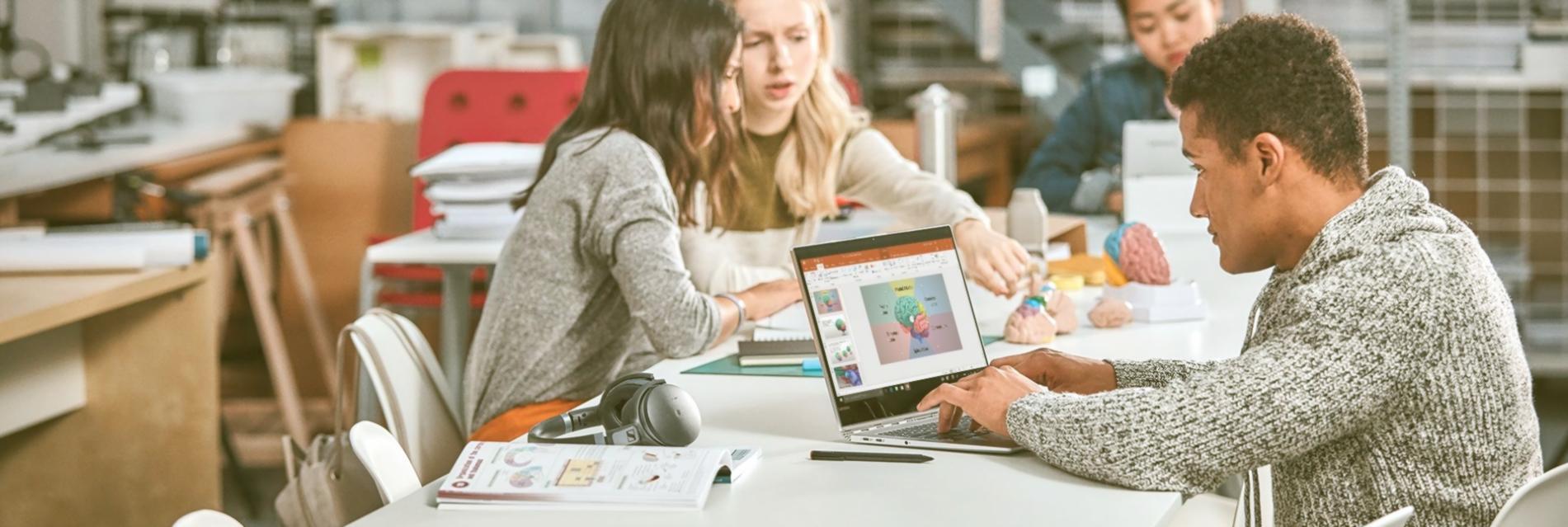 Teilnehmer in interaktiver Lernsituation